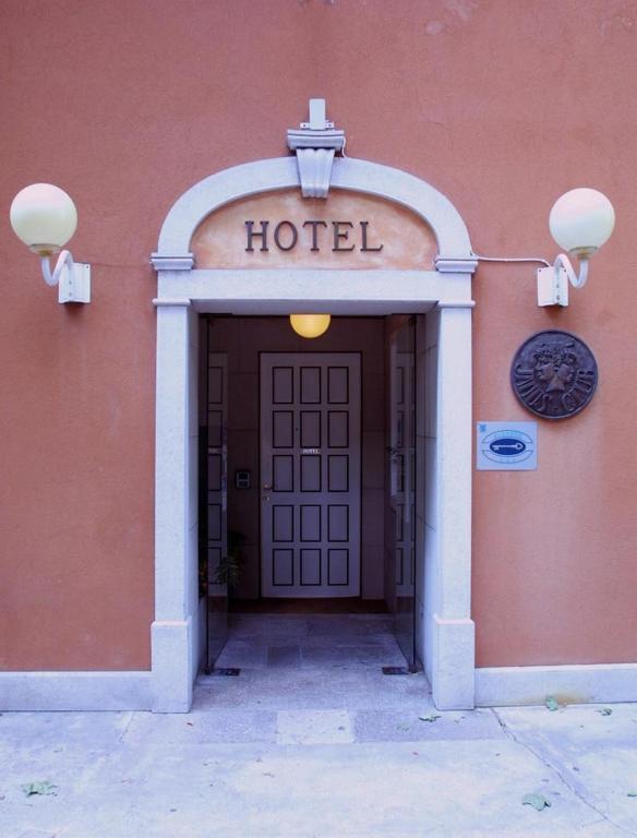 Doge Inn Ronchi Dei Legionari Esterno foto